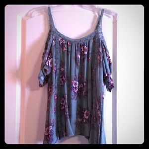 Cut out shoulder short sleeve shirt.